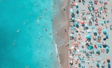 une plage avec de parasoles et la mer bleu clair dans la province d'alicante