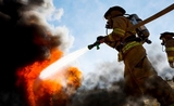 pompiers qui éteignent un feu