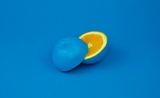 Un citron est peint en bleu 