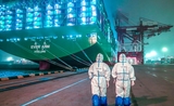 Bateau port commercial chine et hommes en blouses blanches contre le covid