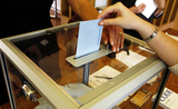 Un français met un bulletin de vote dans l'urne