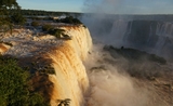 Les chutes d'Igazu à la frontière entre Argentine et Brésil, considérées comme une des sept merveilles naturelles du monde, devaient rouvrir en totalité mercredi côté arge...