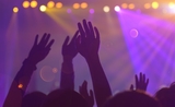 mains levées lors d'un concert