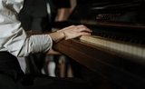 Un jeune homme joue au piano 
