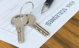 Des clés d'un loyer sont posées sur un contrat