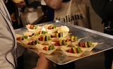 Les brochettes végétales soigneusement préparées par la vénérable moine bouddhiste Hong Seung pour Taste Korea ! 2022 au salon Taste of Paris