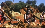 Des Aborigènes jouant du didgeridoo