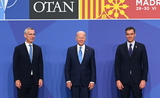 Pedro Sanchez, Joe Biden et le secrétaire general de la OTAN posent ensemble