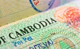 un visa cambodgien est posé sur une table 