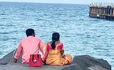 couple indien sur le bord de mer de pondichéry