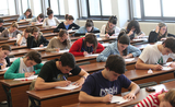 Des élèves en train d'écrire sur leurs cahiers dans une université espagnole