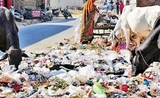 un tas de plastique dans une rue en Inde
