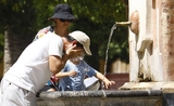 Un homme s'hydrate à une fontaine de Cordoue 