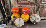 Des pots en terre décorés prêts pour les célébrations de Dahi Handi