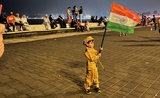 Un enfant brandissant le drapeau national indien le 15 aout 2022