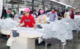 ouvriers dans une usine textile cambodgienne 2