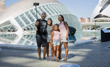 une famille en train de prendre un selfie devant l hemisferic a valencia