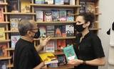 Edmund Wee discute dans une librairie à Singapour