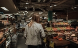 Une femme fait ses courses au supermarché 