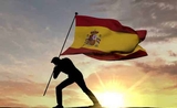 un homme plante le drapeau de l'Espagne