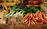 carottes et poireaux sur un étale de marché