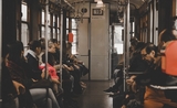 des passagers assis dans un tram