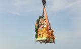 Une idole de Ganesh au bout d'une grue pour être jetée à la mer à Chennai