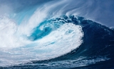 De grosses vagues d'un tsunami dans le Pacifique 