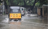 un rickshaw dans une rue inondée de Chennai