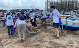 La délégation de l'union européenne nettoyant une plage de Mumbai pour cleanup day 2022