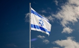 Le drapeau israélien avec un ciel bleu en fond