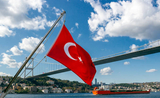 Le drapeau de la Turquie avec un ciel bleu en fond, où voici 15 choses pour s'intégrer et vivre