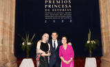 Juanma Moreno, félicite María Pagés et Carmen Linares