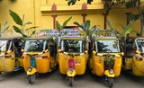 Rickshaws décorés pour Ayudha Puja à Pondichery en 2022