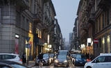 circulation de voitures dans une rue de milan