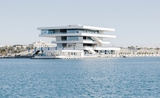 un bâtiment blanc au bord de l'eau à Valencia