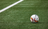 Un ballon de football est placé sur un stade à Jakarta 