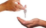 deux personnes échangent les clés d'une maison en Turquie après un achat immobilier 