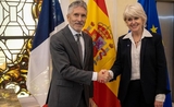 le ministre de l'Intérieur espagnol serre la main de la ministre de l'Egalité