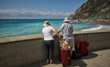 des touristes retraités regardent la mer