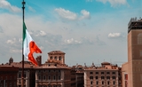 drapeau italien flotte sur la ville
