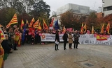 Manifestation avec drapeaux catalans, espagnols et européens à  Bruxelles et 13 villes Espagne