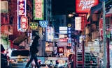 rue de hong kong la nuit avec enseignes lumineuses