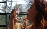 Femmes buvant du vin