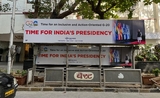 L'affiche de la présidence indienne du G20 sur un abribus à Mumbai