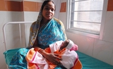 Une mère indienne et son nouveau né à la maternité