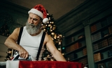 Santa qui repasse des vêtements 