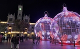 La place de la mairie de Valencia avec deux boules de lumière
