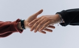 deux mains en train de se toucher