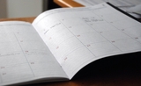 agenda ouvert sur un calendrier des jours fériés en Italie